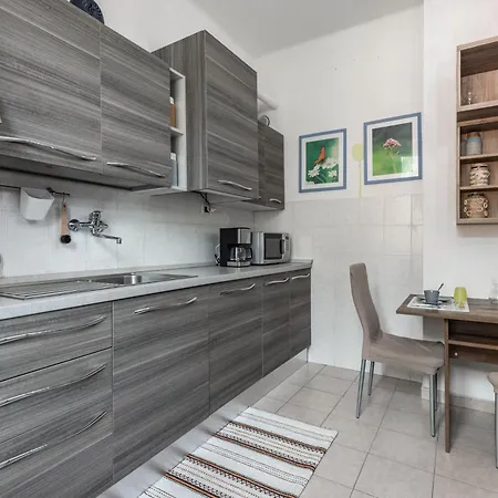Guesthost - Gama Functional Flat Λα Σπέτσια