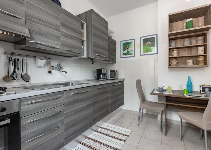 Guesthost - Gama Functional Flat Λα Σπέτσια